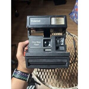 VINTAGE Polaroid OneStep 600 Camera Black Automatic Built-In Flash w/ Strap